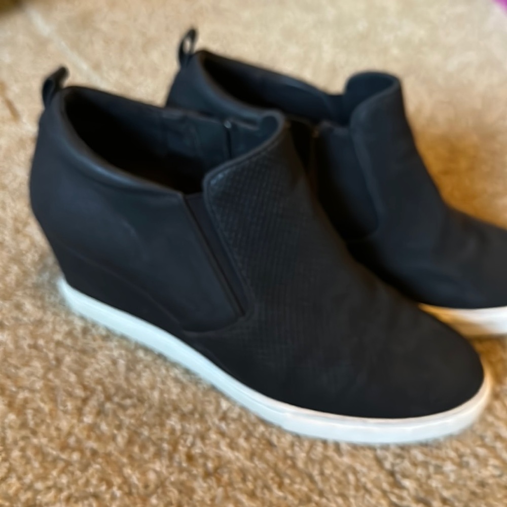 Wedge sneaker